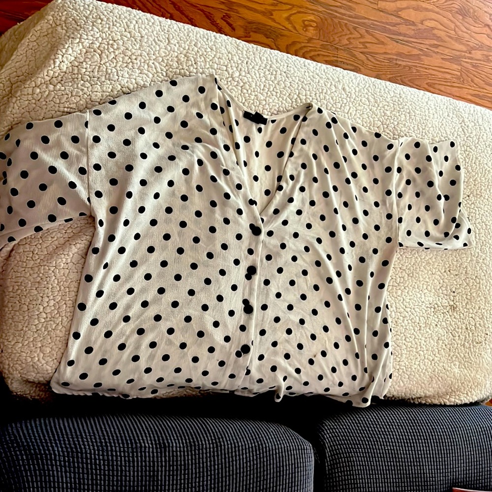 Super cute cropped polka dot V-neck button down dress shirt!